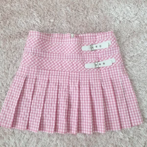 Rosa vit kjol (skriv gärna vid intresse) - Skriv gärna privat vid några frågor 