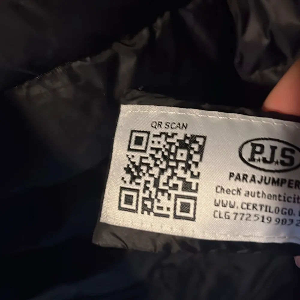 Hej säljer parajumper cardigan för 1700 några skador i fickorna men det syns inte när man har på sig den och  ett hål på höger sida kom privat för bilder .Den är äkta köpt på Care of Carl för 4000kr. Jackor.