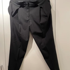 Snyggbyxa  - Pösiga framtill/upptill, rakare ben nedtill. Snyggbyxa till fest eller vardag. 