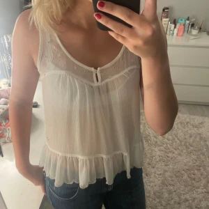 Topp  - Säljer denna snygga detaljerade genomskinliga topp/blusen från hollister💕