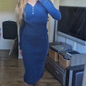 Blå stickad klänning - Så sjukt fin stickad klänning som tyvärr inte kommer till användning. Köptes för 400 kr