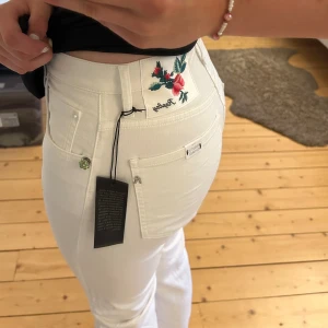 Vita jeans - Säljer dess vita jeans från replay! Supersnygga och unika😊