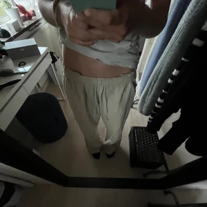 Linnebyxor  - Ett par beiga linnebyxor från madlady. Bara använda ett fåtal gånger så är i väldigt bra skick. Säljer pga att de är för långa för mig. Nypris 699. Skriv för fler bilder. ❤️