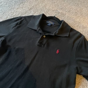 Ralph Lauren piké - Säljer nu denna då den bara hänger i garderoben.  Sitter bra på mig som e 170 65 kg. 
