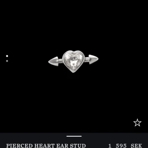 Maria Nilsdotter örhänge  - Säljer mitt super söta örhänge ifrån Maria Nilsdotter, det är ganska använt därav priset💓💓 