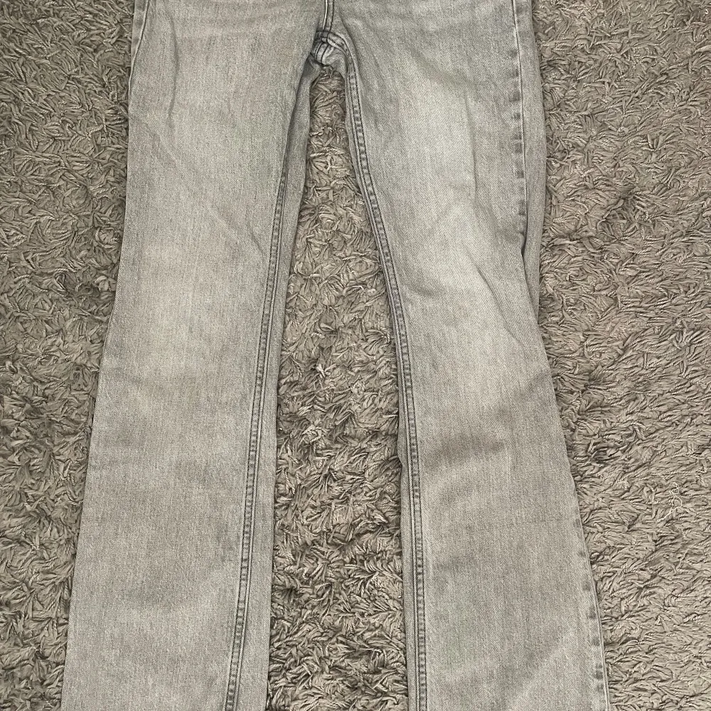 Säljer mina gråa low waist jeans från Ginatricot då de inte kommer till användning. Storlek 34 men passar en storlek 32. Nypris 600 kronor❤️. Jeans & Byxor.