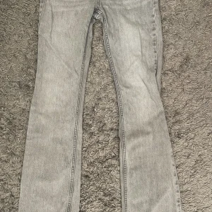 Gråa low waist jeans  - Säljer mina gråa low waist jeans från Ginatricot då de inte kommer till användning. Storlek 34 men passar en storlek 32. Nypris 600 kronor❤️