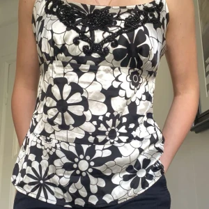 Snyggt linne med detaljer  - as snyggt linne från Inwear med massa coola detaljer! 