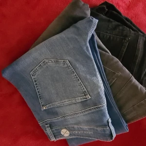 MAC JEANS  - 3 Par Strech jeans av hög kvalitet. 200kr/st alt. 500kr för alla 3 Svarta, bruna och jeans.  Välvårdat. Frakt 79kr 