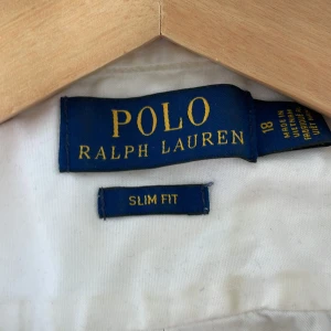 Polo Ralph lauren skjorta  - Säljer min skjorta för jag inte använder den så mycket. Storlek s slim fit.