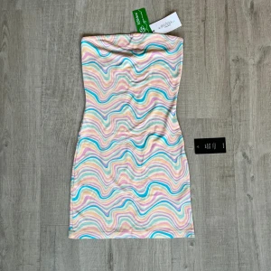 Klänning  - Säljer denna klänning från NAKD. Misslisibells kollektion. Stl 36. Oanvänd med lappar kvar 