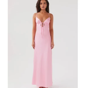 Rosa Maxi klänning - Supersöt klänning från peppermayo som är perfekt nu till sommaren! Säljer då den var lite lång (är 160) men annars passade den perfekt!Bara provat klänning💞 Rosetten på ryggen går att öppna och ändra om man vill det! Samma med rosetten på framsidan💞💞