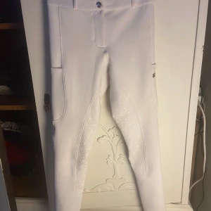 Zaczess ridbyxor  - Storlek xs, sparsamt använda. Nypris 1300kr. Säljer för 500kr. Köparen står för frakt