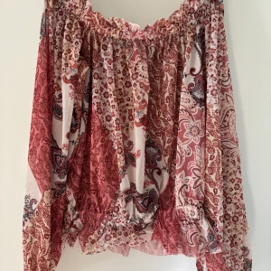 Of shoulder blus - Storlek: S Volang blus med of shoulder Går att ha både som of shoulder och vanligt 