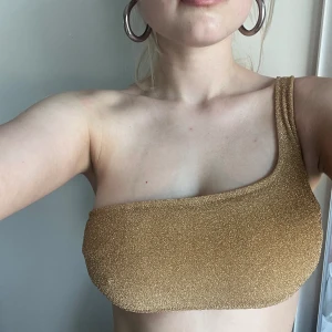 Glittrig bikinitopp - Guldig så fin❤️Går att göra bundlepris/mix and match vid köp av fler badkläder på min sida! ❤️