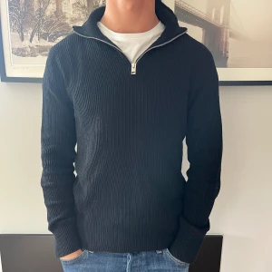 Svart zip up tröja - Säljer svart zip up tröja som inte kommer till användning. Storlek M, normal i storleken. 🍾 Hör av er vid frågor eller funderingar. 