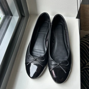 Hm ballerinaskor - Ballerinaskor från hm som sålde slut snabbt lyckades få tag på ett par i 38 men tyvärr lite för små då jag brukar ha 38,5. Använd fåtal gånger men lite repor se på sista 2 bilderna😊Säljer men kan även tänka mig att byta mot ett par i 39💕