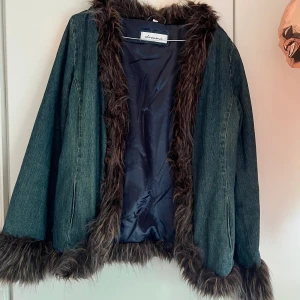 Jacka - Vintage jeansjacka i storlek 10 kanppt använd Se bild för material 