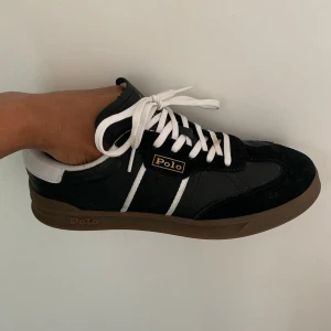 Skor från Ralph lauren  - Skit bra skick, jätte snygga skor och perfekta att använda hela tiden 