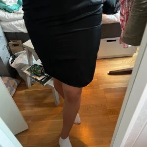Kjol - Svart kjol i satin liknande material. Storlek 40 men skulle säga att den är mindre i passformen. Knappt använd
