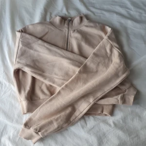 Beige tröja - Beige tröja, crop top, med dragkedja i kragen. Mjuk, mysig insida <3