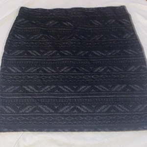 Kjol  - En kjol i svart med ett moster den är i storlek L använt ca 3-4 gånger. Du står flr frakten🤍