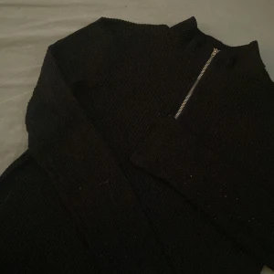 Tröja  - En svart långärmad tröja som är ribbad och en silvrig dragkedja. Den har användes en del och derför säljer jag den inte för så mycket vill vara bli av med den då den bara har legat i min byrå🤍