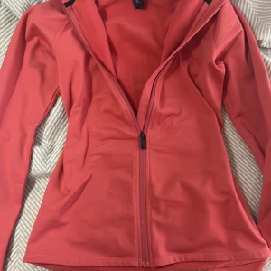 Tränings tröja - Säljer pga att den inte används, inga defekter, jätte skönt material, påminner om en lululemon tränings tröja bara lite tjockare och mer flis-aktigt inuti❤️st xs men passar XS-S/M❤️pris kan diskuteras!!!