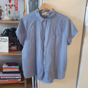 Blå kortärmad tshirt - Ljusblå tshirt i tunt material som passar i värmen 👕