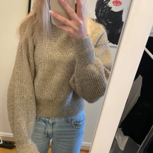 Stickad tröja  - Beige stickad tröja med krage. 