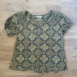 Odd Molly blus - Grön mönstrad blus från Odd Molly i superskönt, tunnt material.💚