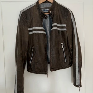 Vinted skinnjacka  - Skitsnygg skinnjacka, vintage. Storlek 38 men är liten i storlek alltså ingen oversized. Bra skick!