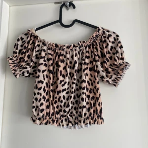 Topp - Fin leopardtopp i bra skick✨ Den är i storlek xs🌸