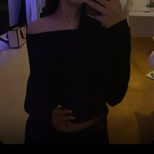 off shoulder topp - storlek xs, har ett litet hål i armen skriv för bild!!💗