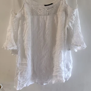 Spets blus - Jättefin blus som endast är använd en gång, därv inga defekter💝 Blusen har vackra armar som får ett fint fall när man går💞