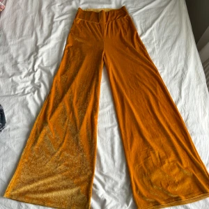 Wide velvet pants - Som nya! Har använt två gånger. Väldigt fina och skimrar vackert.
