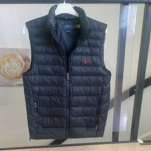 Ralph lauren väst - Säljer nu denna feta ralph lauren västen som är slutsåld överallt, den är i riktigt bra skick, skulle säga 10/10, inga problem eller nått. Den är storlek Xs men sitter mer som S, de är bara skriva om ni undrar något😃