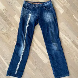 Coola jeans med detaljer både fram och bak från D&G🌟 Passar storlek M/L, kan passa S men något stora i midjan/långa😊 Superfint skick😇