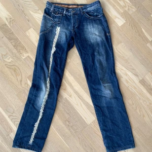 Dolce Gabbana Jeans - Coola jeans med detaljer både fram och bak från D&G🌟 Passar storlek M/L, kan passa S men något stora i midjan/långa😊 Superfint skick😇