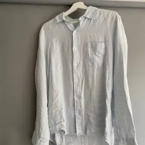 Säljer denna a days march linne skjorta, köpt förra sommaren och knappt använd. Ny pris: 1150 kr