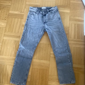 Jack & Jones Chris jeans  - Tja! Säljer dessa Jack & Jones jeans i modellen Relaxed/Chris 27 30. Nypris runt 450 Kr mitt pris 80 Kr. Rätt så använda men inga skador eller utslitningar skick 8,5/10. Hör av dig vid minsta fundering och priset kan diskuteras vid snabb förhandling.