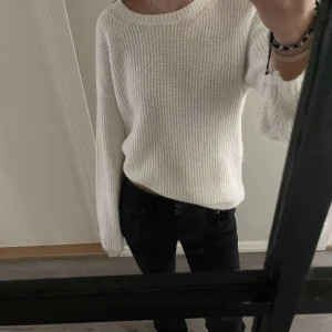 Vit stickad  - Vit stickad tröja som jag köpt på lager 157 men nu säljer då jag inte får andvändning av den💞Nypris är 120 och endast använd ett par gånger💞 Den är i storlek 140 men skulle passa en xs-s då den är stor i storleken  