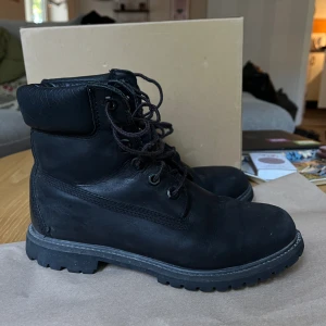 Timberland kängor - Välanvända matta svarta timberlands. Snörena skulle behövas bytas ut men funkar, andra mindre slitningar finns också. Äkta läder! Värda denna peng!