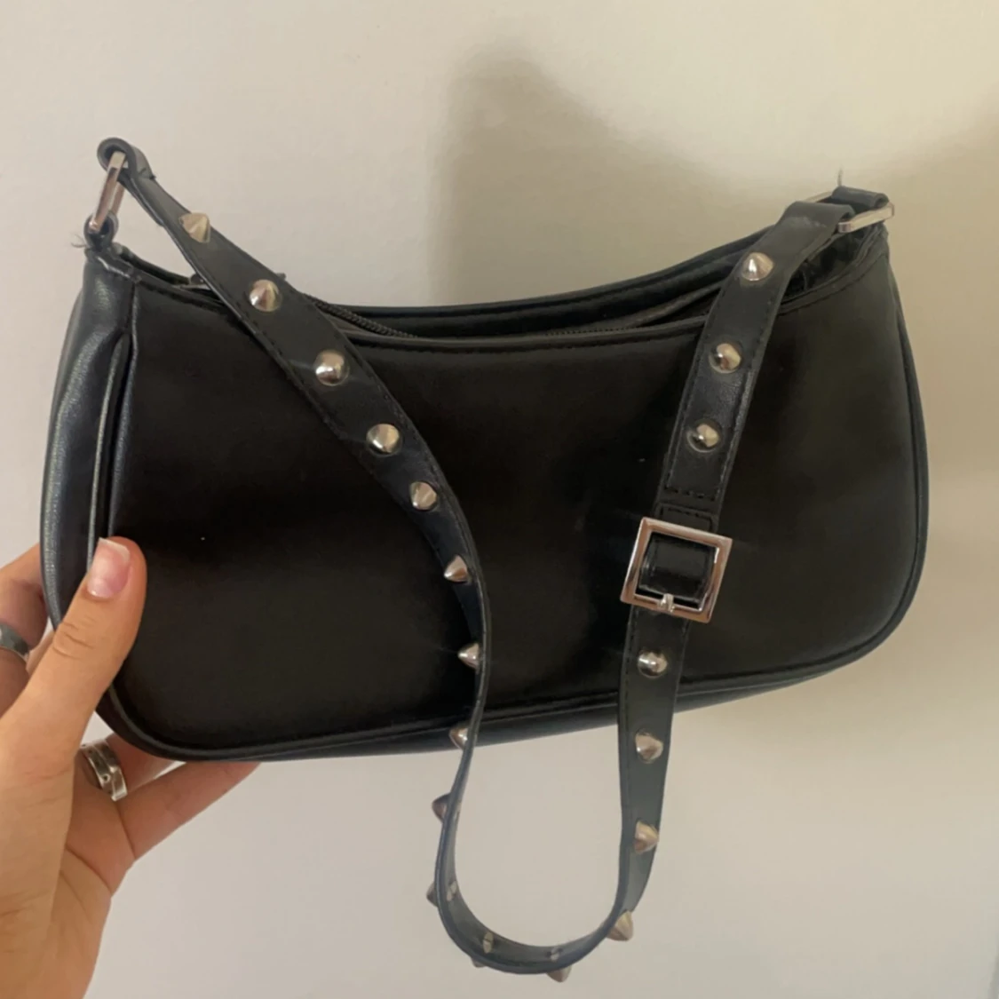 Axelremsväska med nitar