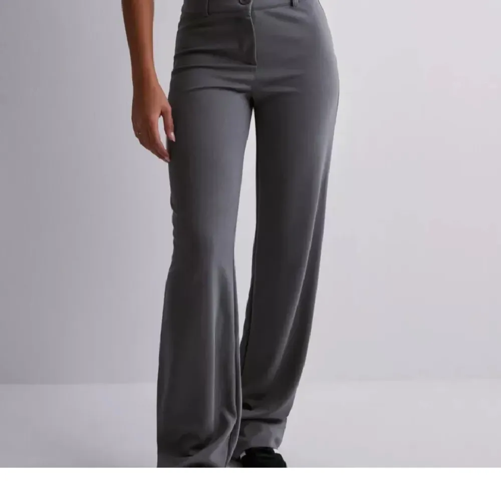 Ett par gråa kostymbyxor från Nelly strl 36. Uppsydda för att passa en 165 cm! Mycket fint skick. Jeans & Byxor.