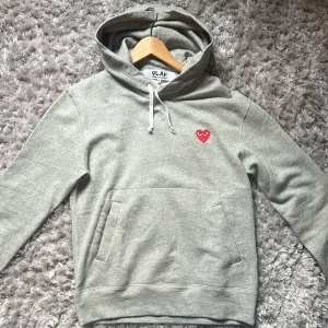 CDG Grå Hoodie Heart Embroidery ❤️ Storlek M Nyskick - Säljer denna tvär snygga CDG (Comme Des Garcons) hoodien som är i princip helt ny, har bara använts 1 gång. Inga defekter. Storlek M, är väldigt skön 100% cotton så den är tvärnice på sommaren. Skickar ut samma dag som köpet. Mvh Sebbe