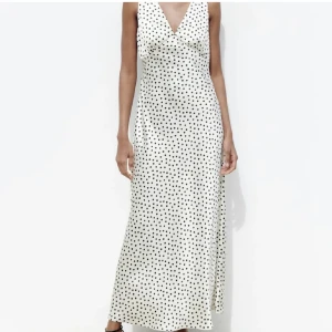 Zara klänning  - intressekoll på denna super fina slutsålda klänningen från zara 💕💕super fin men har endast kommit till användning 2 ggr