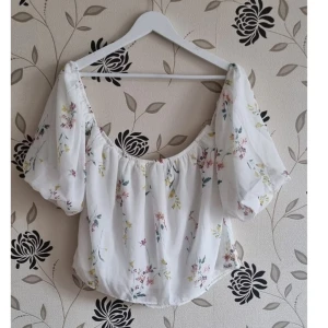 Fodrad omlottblus från NLY Trend, Strl: 36, sommar, off shoulder, ballongärmar - Fodrad omlottblus från NLY Trend, Strl: 36, sommar, off shoulder, ballongärmar. OBS! Jag kan inte skicka något vecka 26.