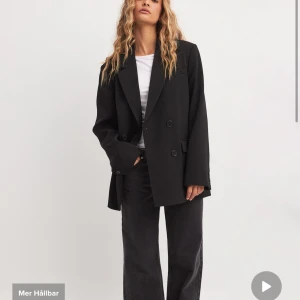 Oversize kavaj - Säljer min helt oanvända kavaj från NAKD, så snygg men inte riktigt min stil❤️ nypris 899