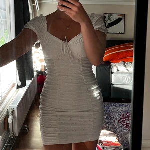 Vit klänning - Knappt använd klänning. 